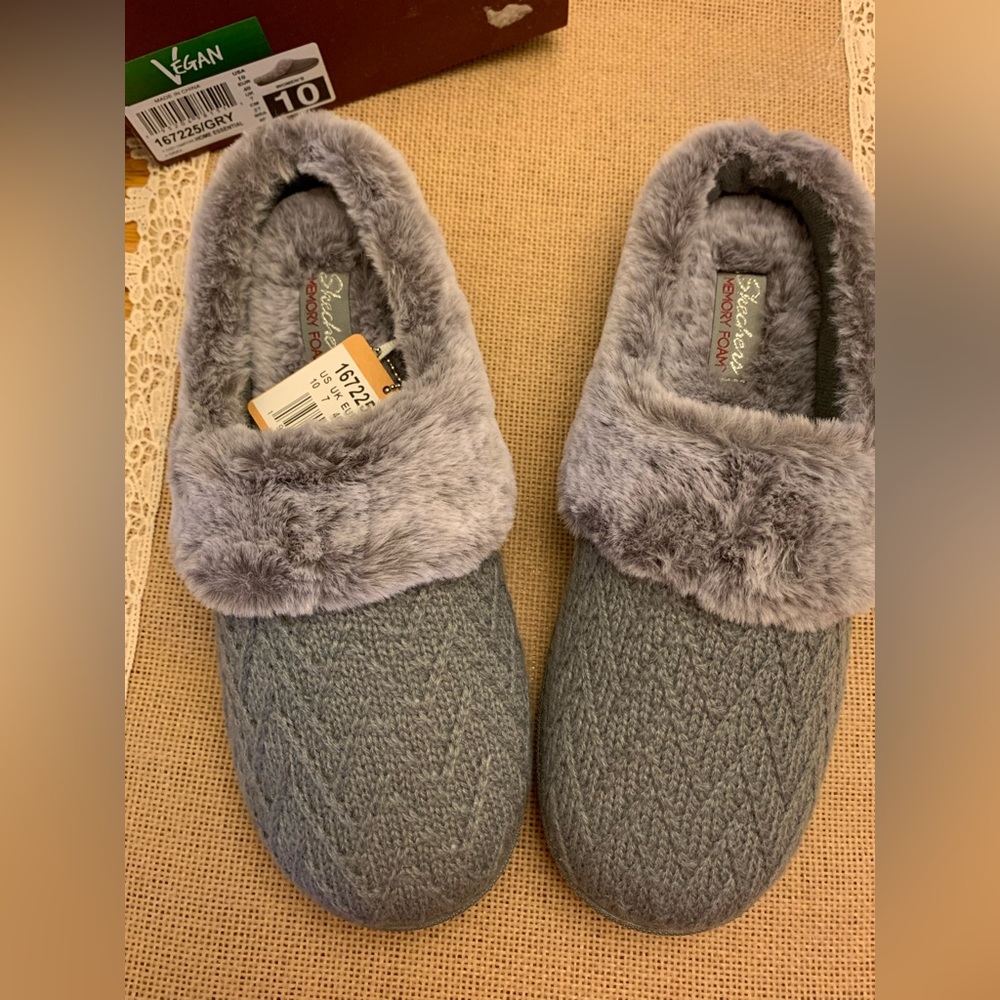 NWT - Skechers Cozy Campfire Hone Essentials Slippers Women’s size 10 - Gray